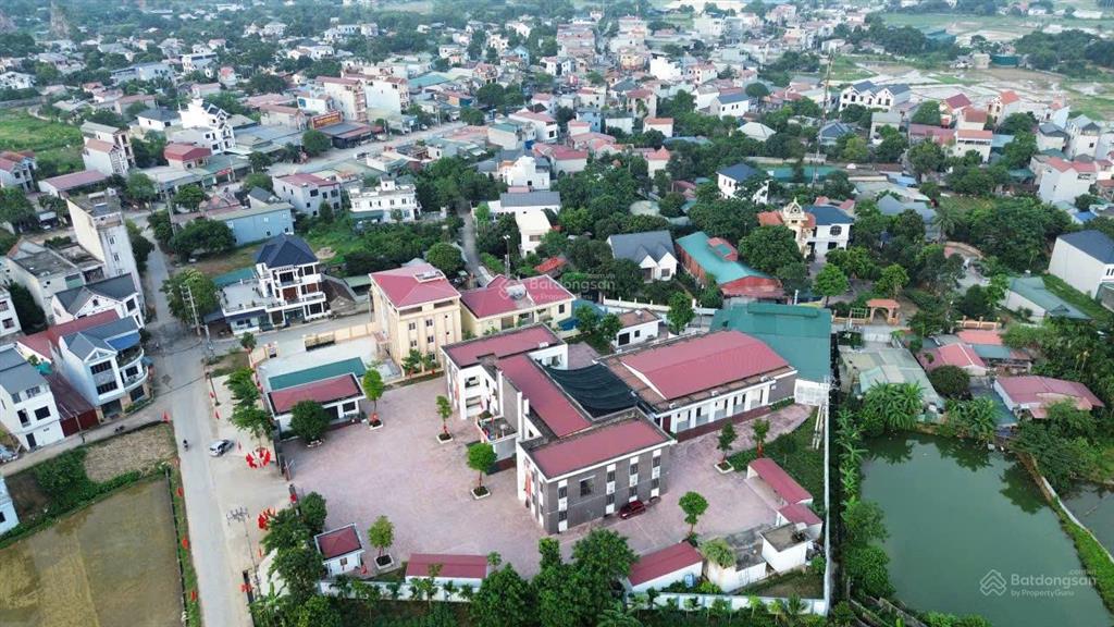 Bán gấp lô đất tại chợ cá, dt 72m2, giá chỉ hơn 2 tỷ, sổ đỏ chính chủ, đất vuông vắn đẹp