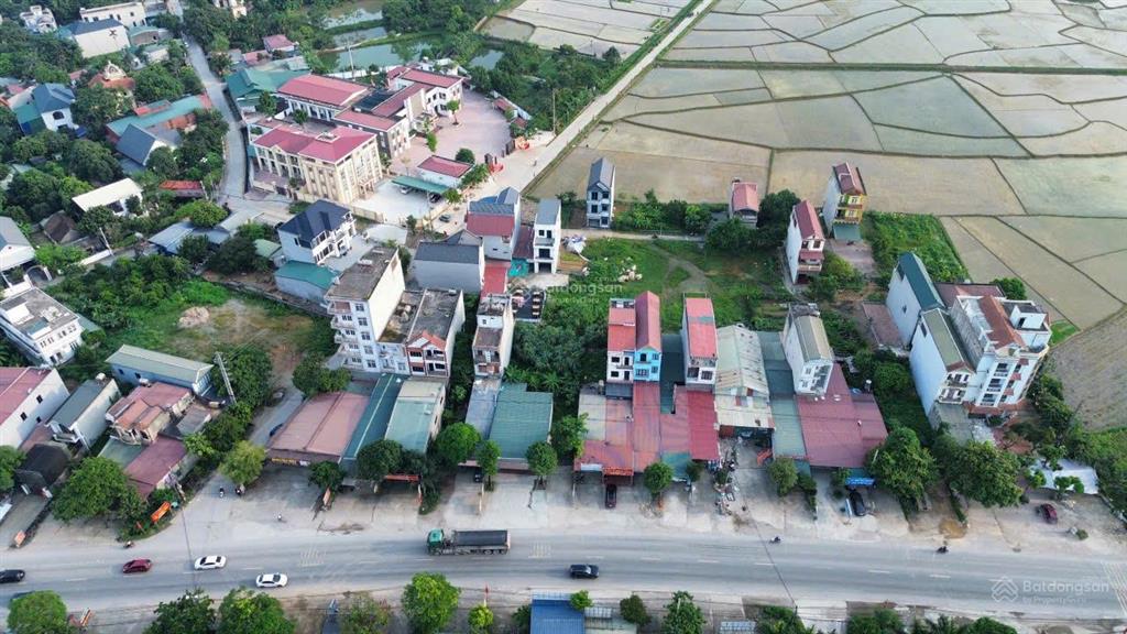 Bán gấp lô đất tại chợ cá, dt 72m2, giá chỉ hơn 2 tỷ, sổ đỏ chính chủ, đất vuông vắn đẹp