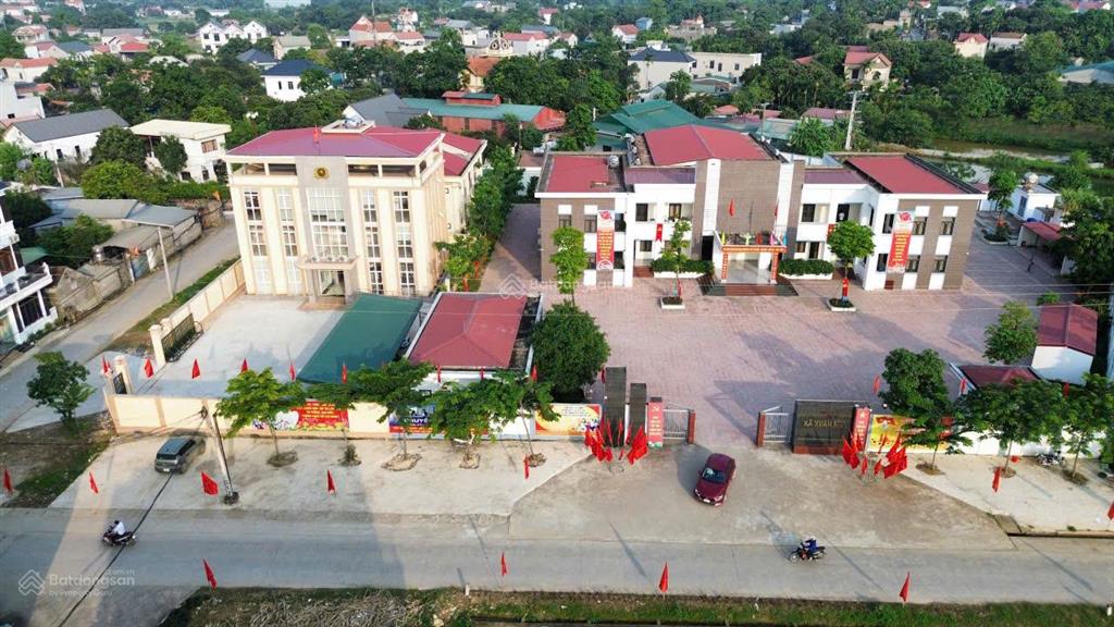 Bán gấp lô đất tại chợ cá, dt 72m2, giá chỉ hơn 2 tỷ, sổ đỏ chính chủ, đất vuông vắn đẹp