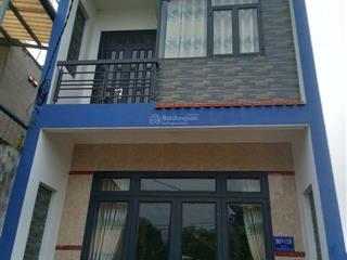 Cần bán nhà đất gấp 4,5m dài 22m = 99m2 trệt 1 lầu, giá 2,350 triệu , thị trấn đức hòa, long an.