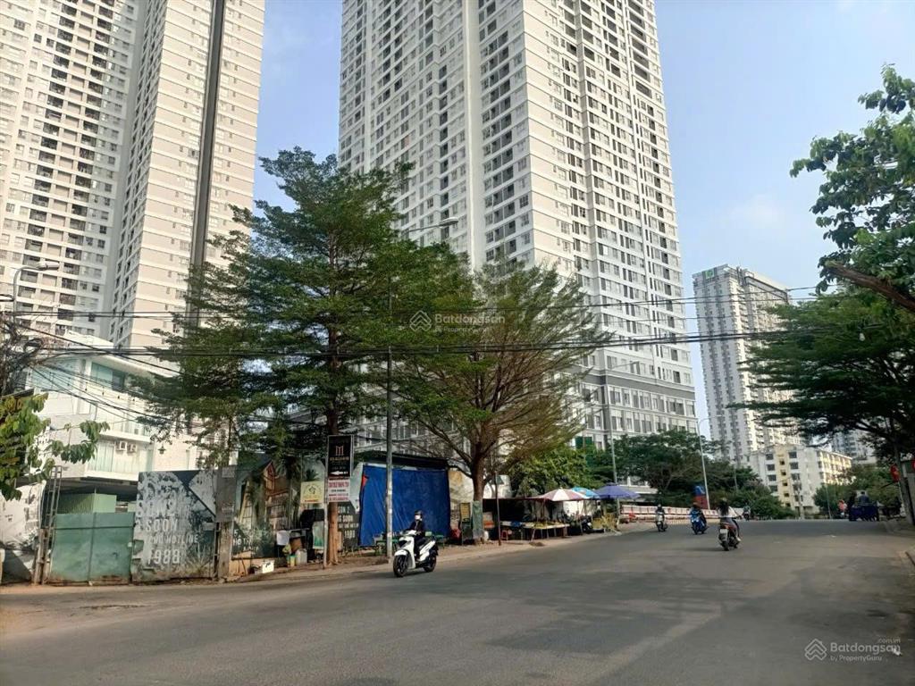 Lô góc 2 mặt tiền, trục chính lộ giới 20m kdc kiều đàm, ngay chân cầu thông qua kdc him lam quận 7