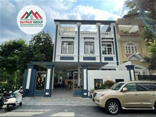 Biệt thự sân vườn phú mỹ hưng hơn 200m2 nội khu đường phạm thái bường, trong nhà nhìn ra công viên