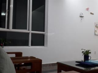 Căn hộ 2pn đầy đủ nội thất, thiết kế gỗ đơn giản ấm áp, bồn tắm nằm ở tây nguyên plaza