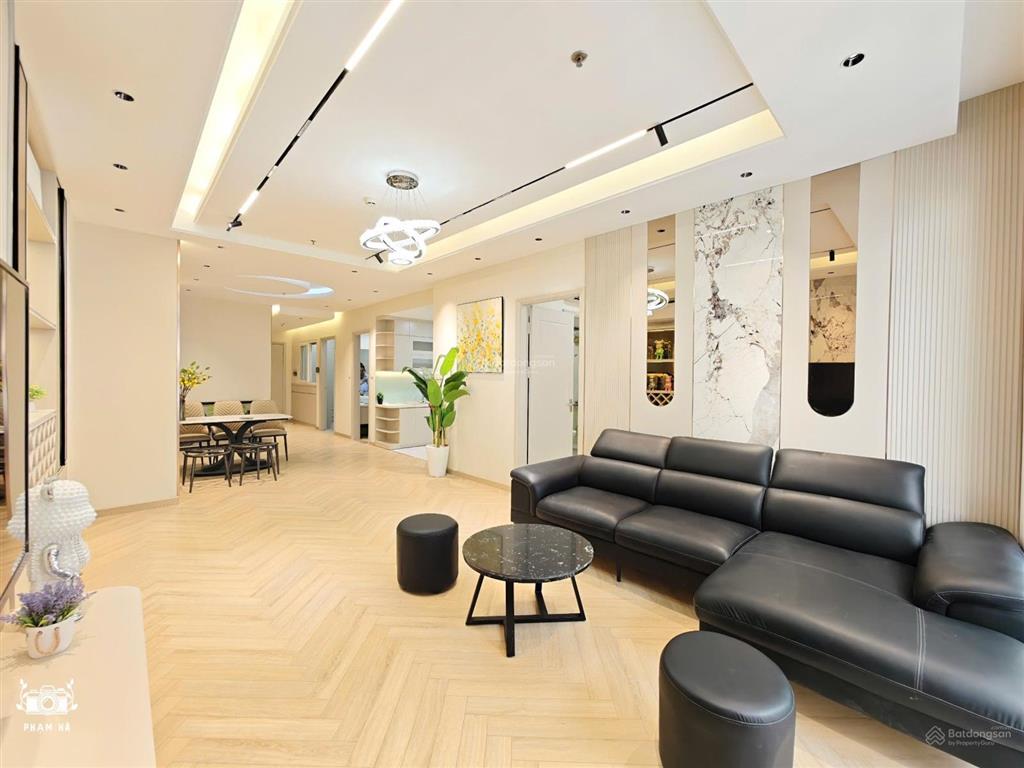 Chủ nhà căn bán gấp căn hộ dt 109m2 toà t2 hướng đông view cực thoáng giá 9,5 tỷ