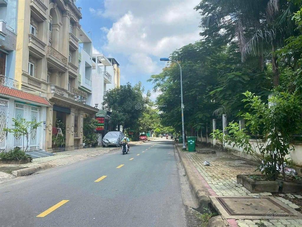 Lô đất hiếm còn sót lại tại đường d3 lê văn việt 100m2 giá 8 tỷ