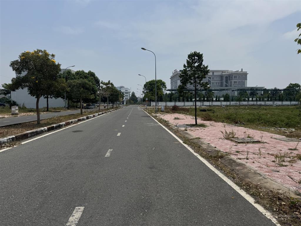 Bán 2 lô liền kề đường n8 idico2 nội khu aeon tân an giá đầu tư