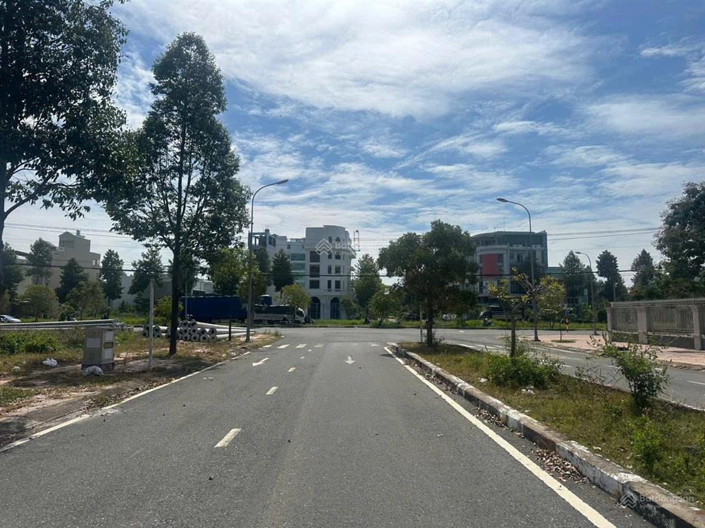 Bán lô góc d8 & n8 idico 2 p6, tân an, sau lưng aeon