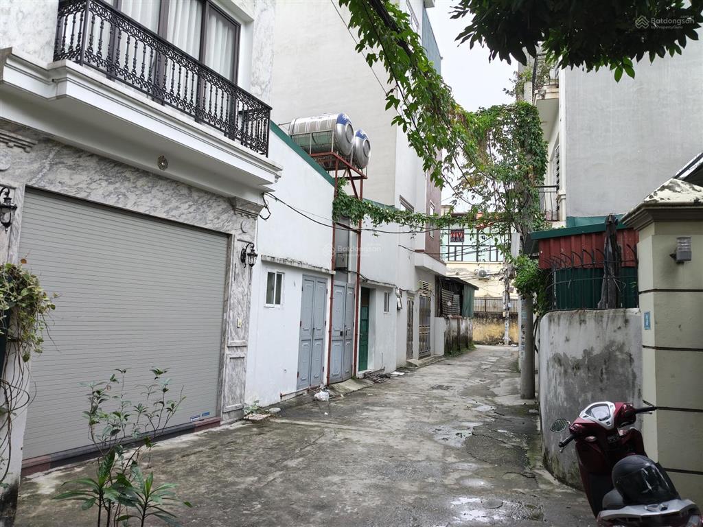 Gia đình bán đất 69.7m2 mt 4.5m nở hậu. 100m ra mầm non gia thụy. 50m tới chợ.  0973 001 ***