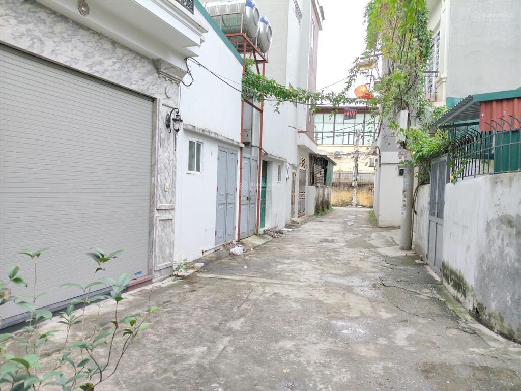 Gia đình bán đất 69.7m2 mt 4.5m nở hậu. 100m ra mầm non gia thụy. 50m tới chợ.  0973 001 ***