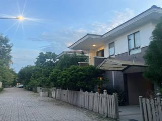 Tôi cần bán căn biệt thự đơn lập có vân vườn, view công viên, hồ bơi, full nội thất giá 14 tỷ
