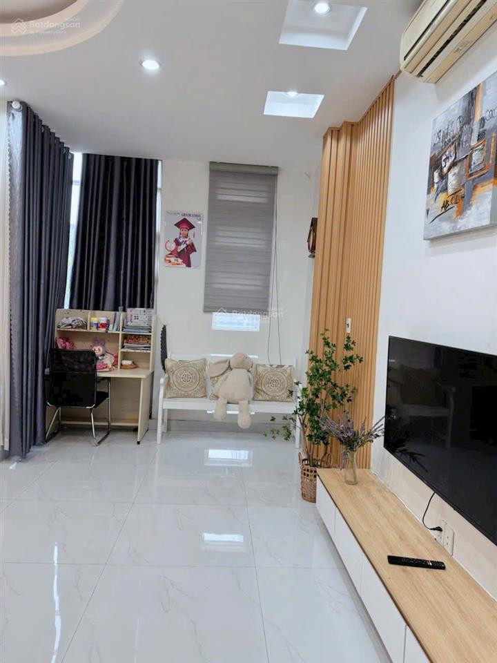 Nhà 4 tầng mặt tiền đường 3/2 kinh doanh sầm uất.  0905 712 *** đức sơn