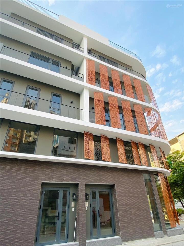 Nhà ngang 5m, 6 tầng, 217m2 sử dụng, thang máy riêng, ô tô trong nhà, cổng compound face id