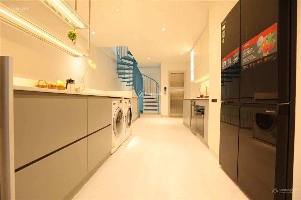 Nhà ngang 5m, 6 tầng, 217m2 sử dụng, thang máy riêng, ô tô trong nhà, cổng compound face id