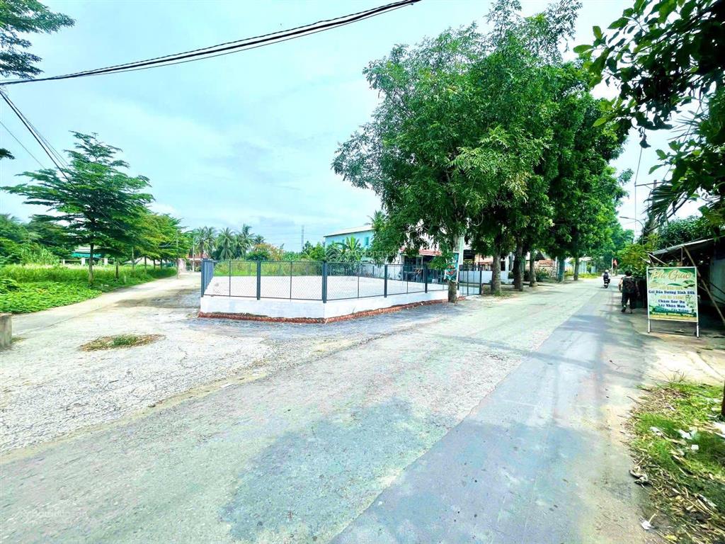 Chính chủ bán nền góc 2 mặt tiền 392.6m2 giá 11.050 tỷ còn thương lượng. ngay trường cấp 2 tân nhựt