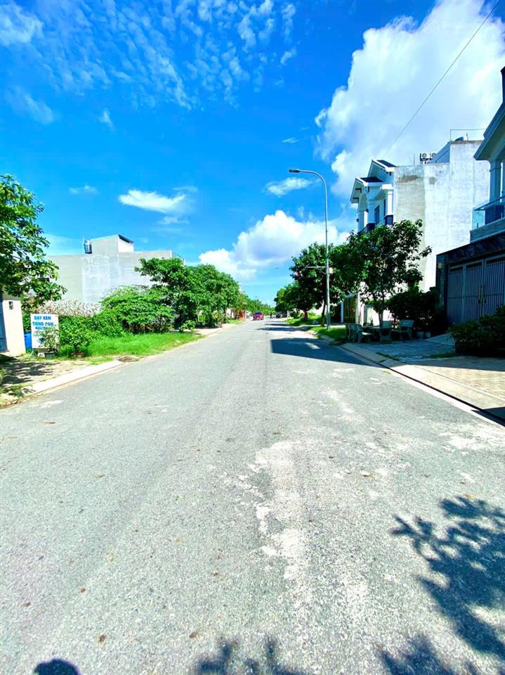 Có tiền mua lô này đẹp. 165.4m2 full thổ cư 100%. mt đường nhựa 20m. gần bệnh viện chợ rẫy 2