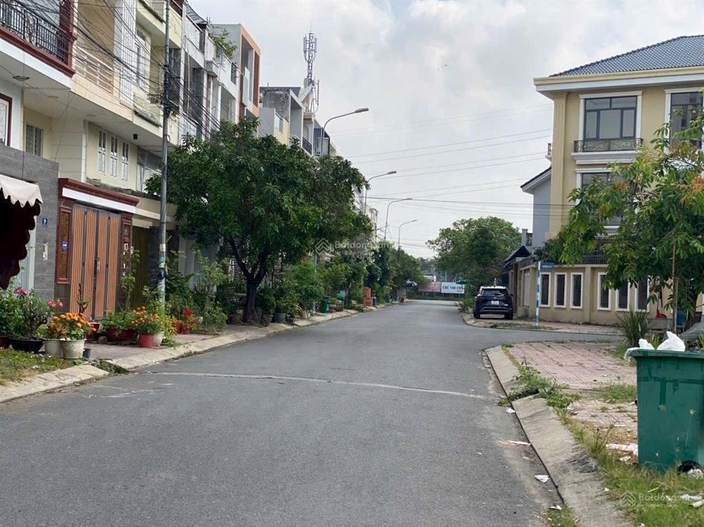 Bán nhanh nhà phố 5x20m mặt tiền đường liên phường quận 9 giá 23,5 tỷ thương lượng