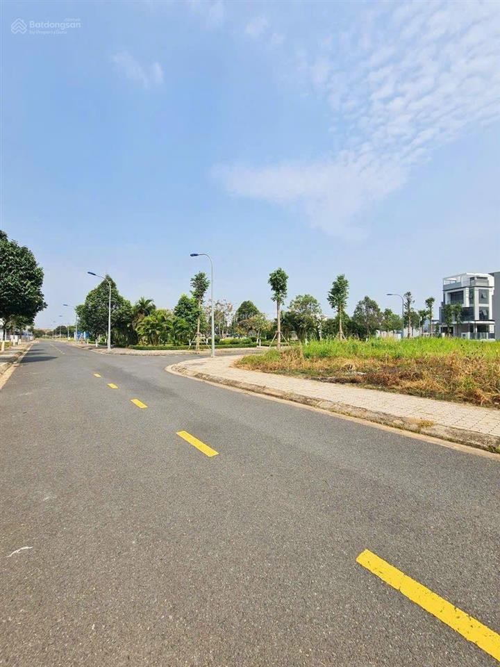 Bán nhanh lô đất 10x20m trục 12m đối diện công viên lớn gần global city giá 77,8 tr/m2