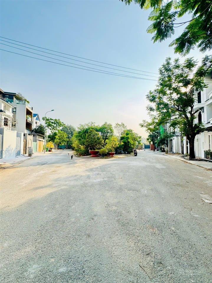 Bán nhanh lô đất 10x20m trục 12m đối diện công viên lớn gần global city giá 77,8 tr/m2