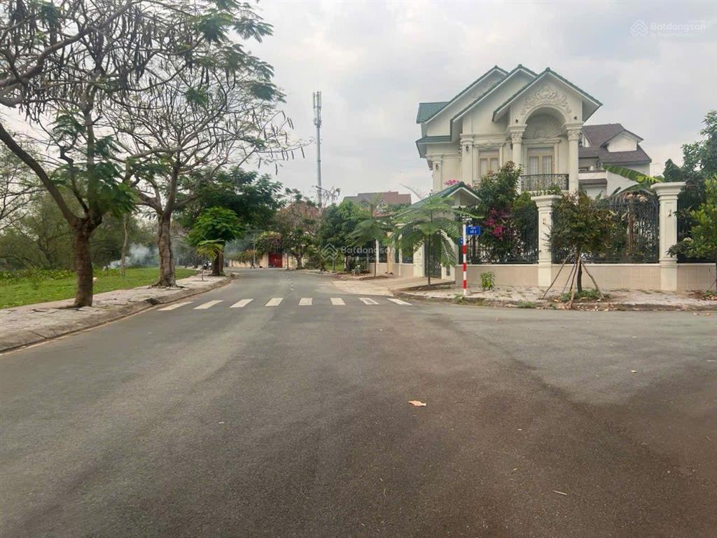 Bán nhanh lô góc 280m đất nền đối diện global city quận 2 giá 90 tr/m