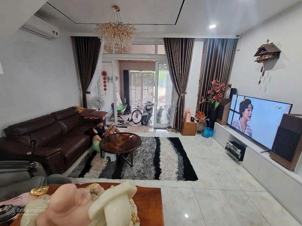 Bán nhanh nhà 1 trệt 3 lầu mặt tiền đỗ xuân hợp quận 9 giá 21,5 tỷ