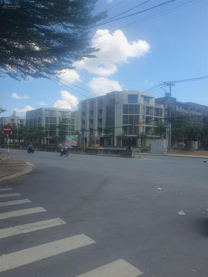 Bán nhanh lô góc 235,7m đất nền đối diện global city giá tốt cho khách hàng / trục chính