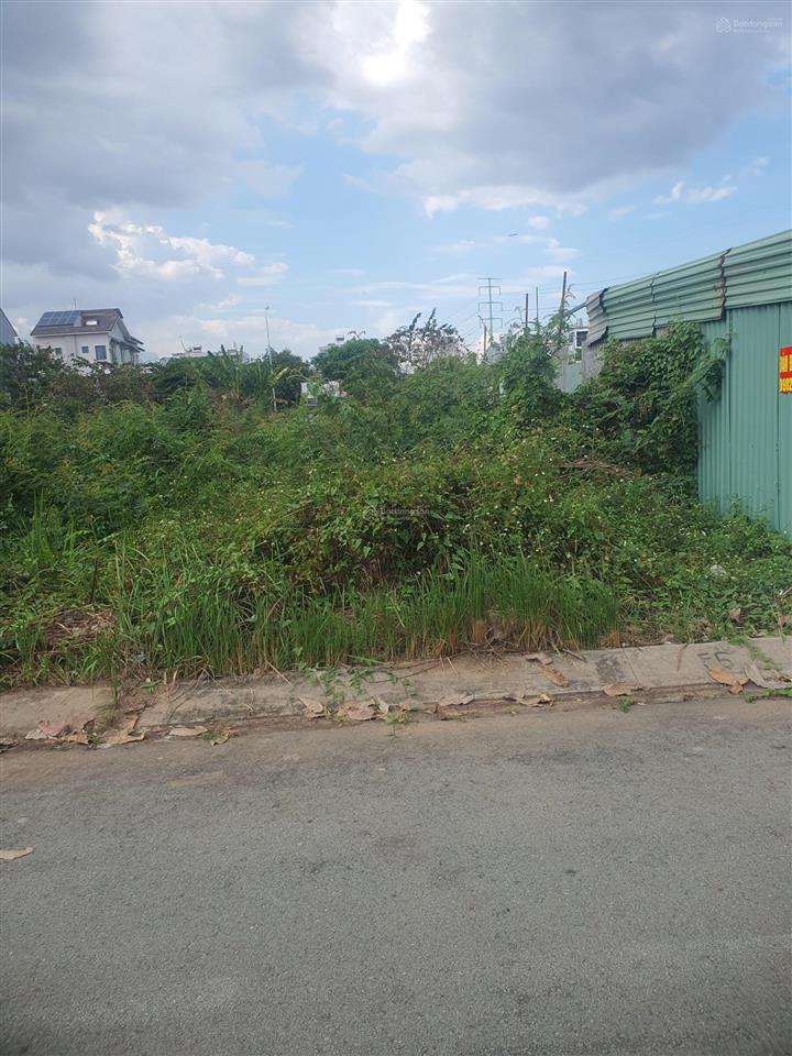 Bán nhanh lô góc 235,7m đất nền đối diện global city giá tốt cho khách hàng / trục chính