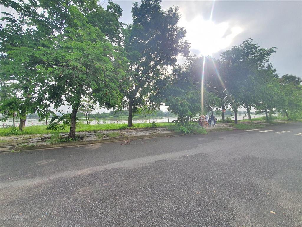 Bán lô đất biệt thự view sông khu đại học mở giá 10.2 tỷ ( 8x21m )