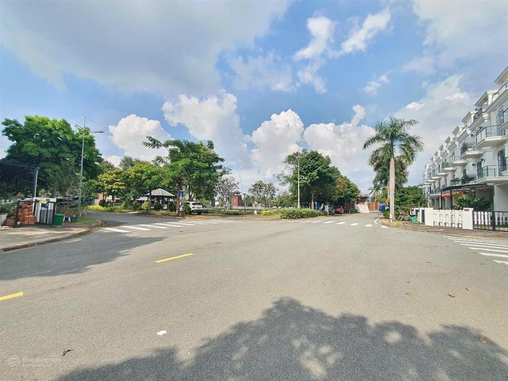 Chính chủ cần bán nhanh nhà phố 5x20m khu sim city chính giá 9.x tỷ ( view hồ )