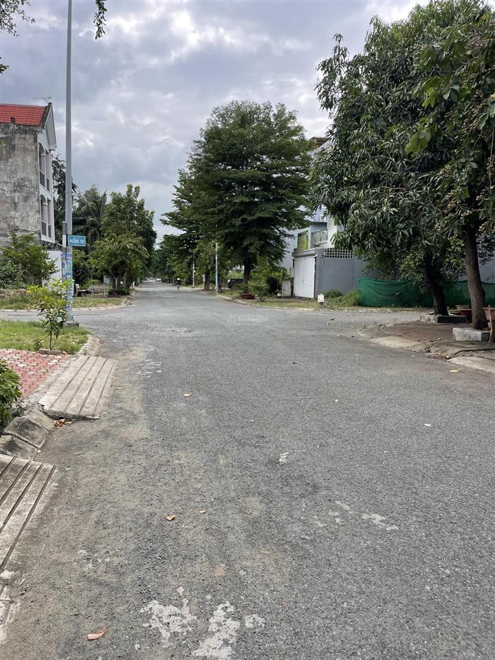 Cần bán nhanh 200m sổ riêng trục 20m nam long liên phường giá tốt sát công viên