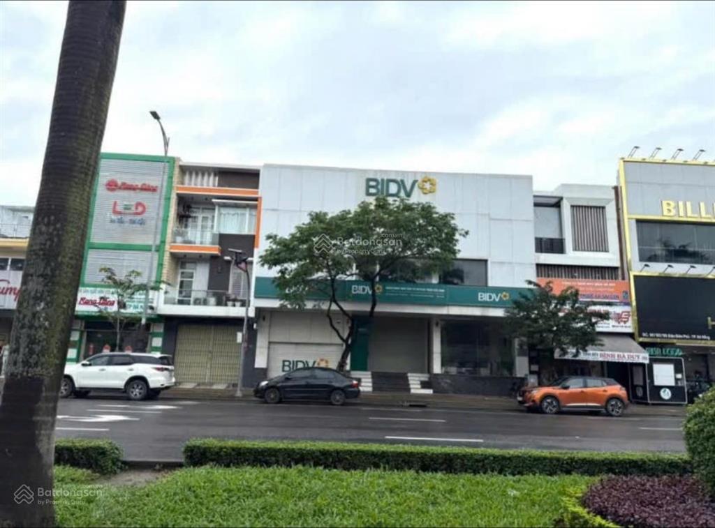 Chuyển nhượng nhà 3 tầng mặt tiền điện biên phủ. dt 300m2 ( 15m x 20m ) đang cho ngân hàng thuê