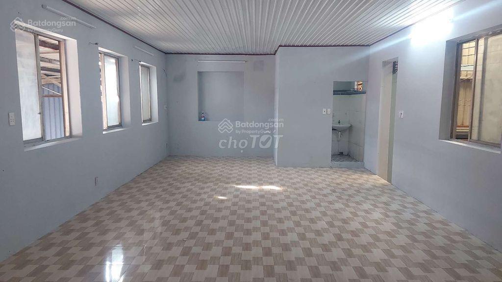 Nhà xưởng cho thuê trường chinh, đông hưng thuận, quận 12, dt 800m2