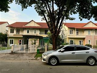 Cho thuê căn biệt thự villa 300m tại the oasis kdc việt sing bình dương.  0909 901 ***