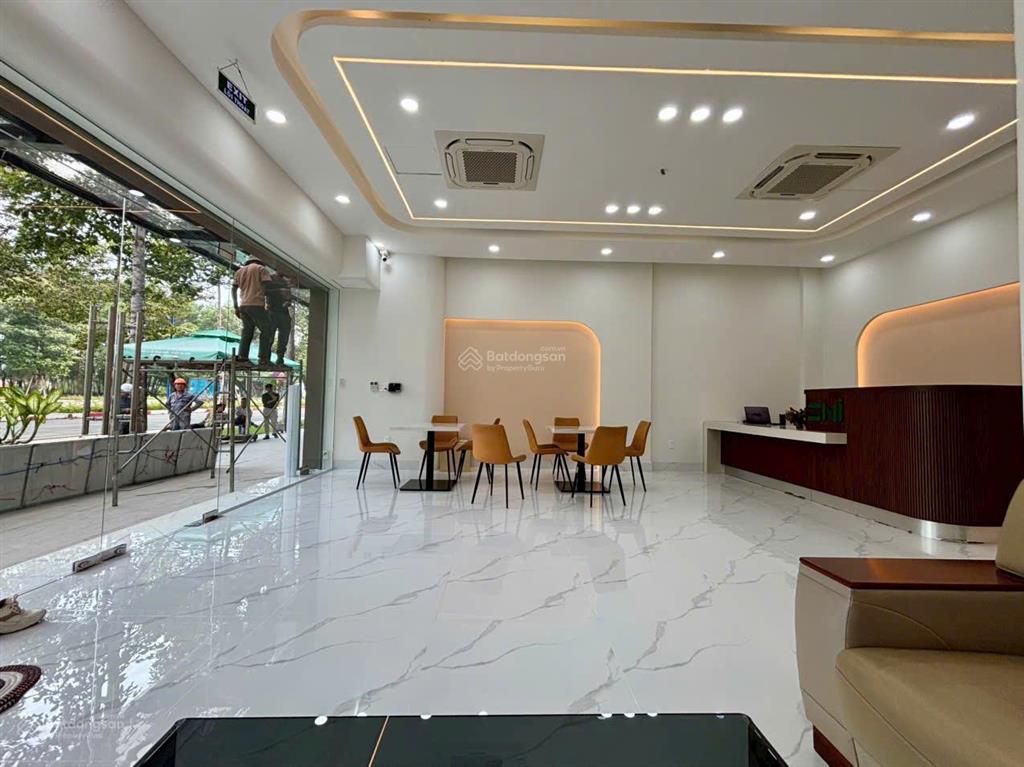 Bán nhà phố thương mại mặt tiền đường vành đai 4  bến cát đối diện đại học việt đức