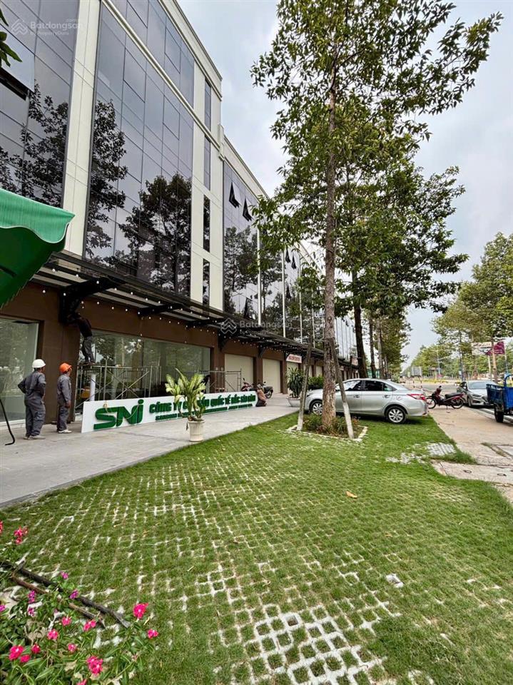 Bán nhà phố thương mại mặt tiền đường vành đai 4  bến cát đối diện đại học việt đức