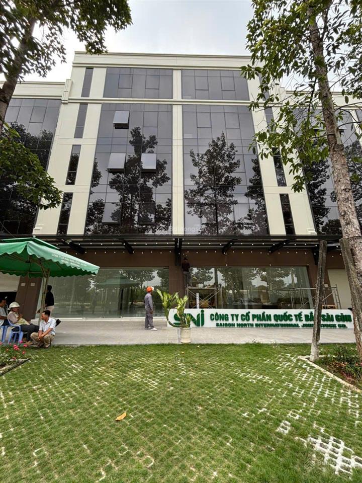 Bán nhà phố thương mại mặt tiền đường vành đai 4  bến cát đối diện đại học việt đức