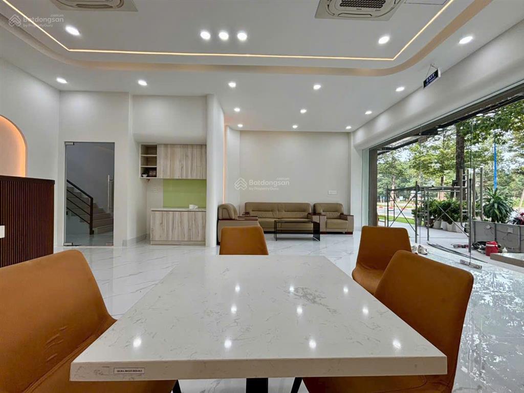 Bán nhà phố thương mại mặt tiền đường vành đai 4  bến cát đối diện đại học việt đức