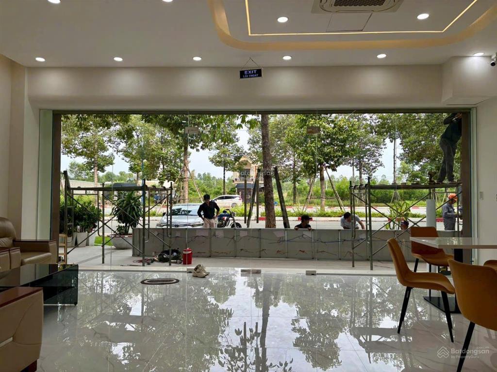 Bán nhà phố thương mại mặt tiền đường vành đai 4  bến cát đối diện đại học việt đức