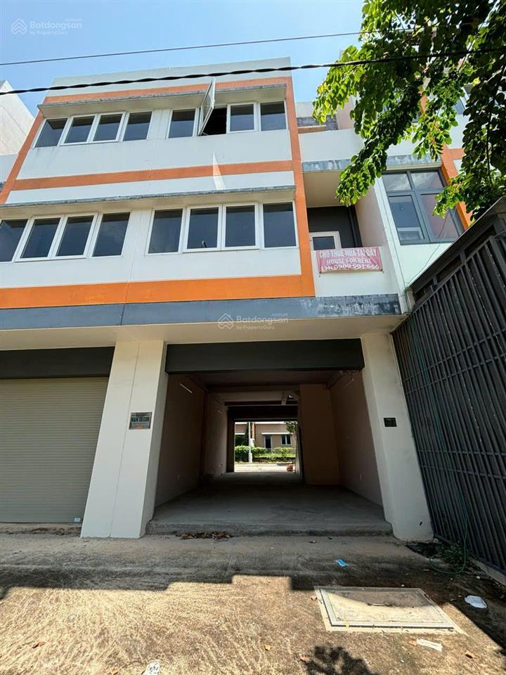 Bán căn nhà phố shophouse trục chính đang cho thuê.  0909 901 ***
