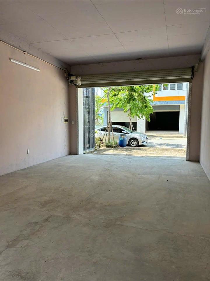Bán căn nhà phố shophouse trục chính đang cho thuê.  0909 901 ***