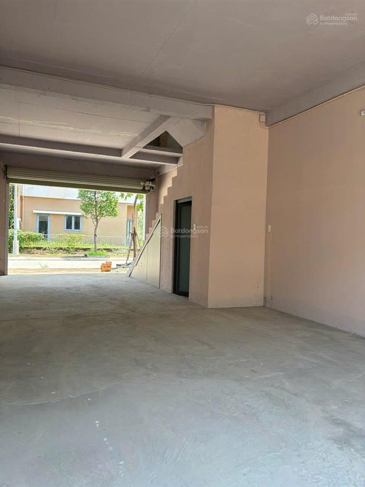 Bán căn nhà phố shophouse trục chính đang cho thuê.  0909 901 ***
