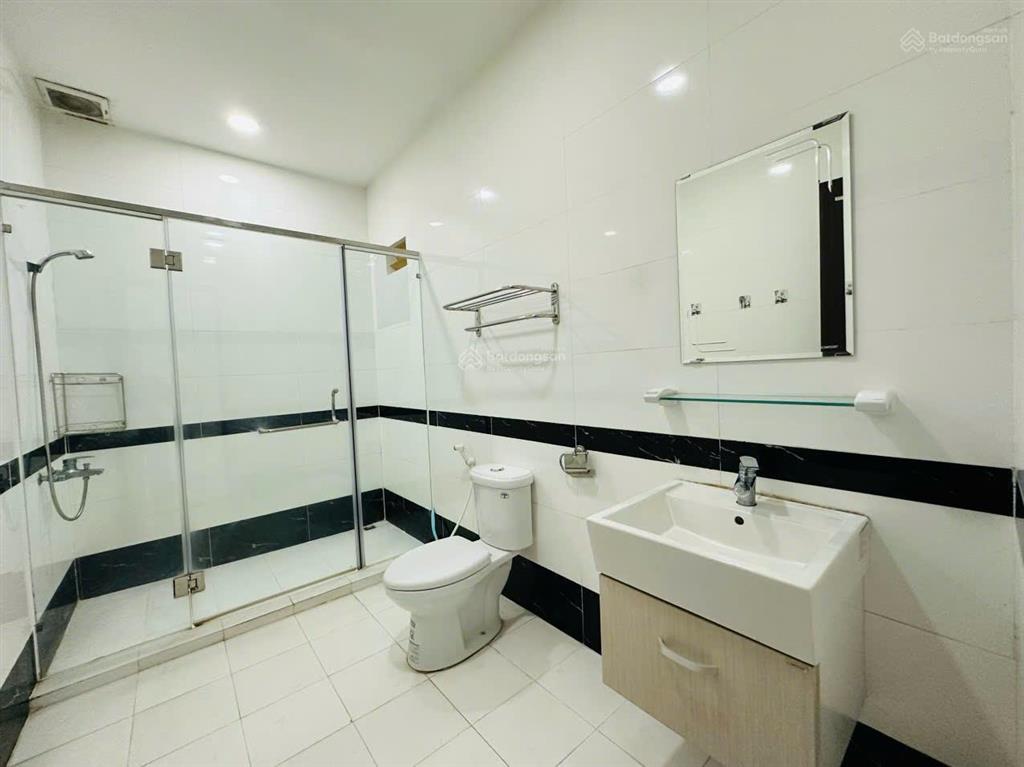 Bán căn nhà đẹp biệt thự liền kế vườn tại the oasis kdc việt sing đang cho thuê 18 triệu tháng.