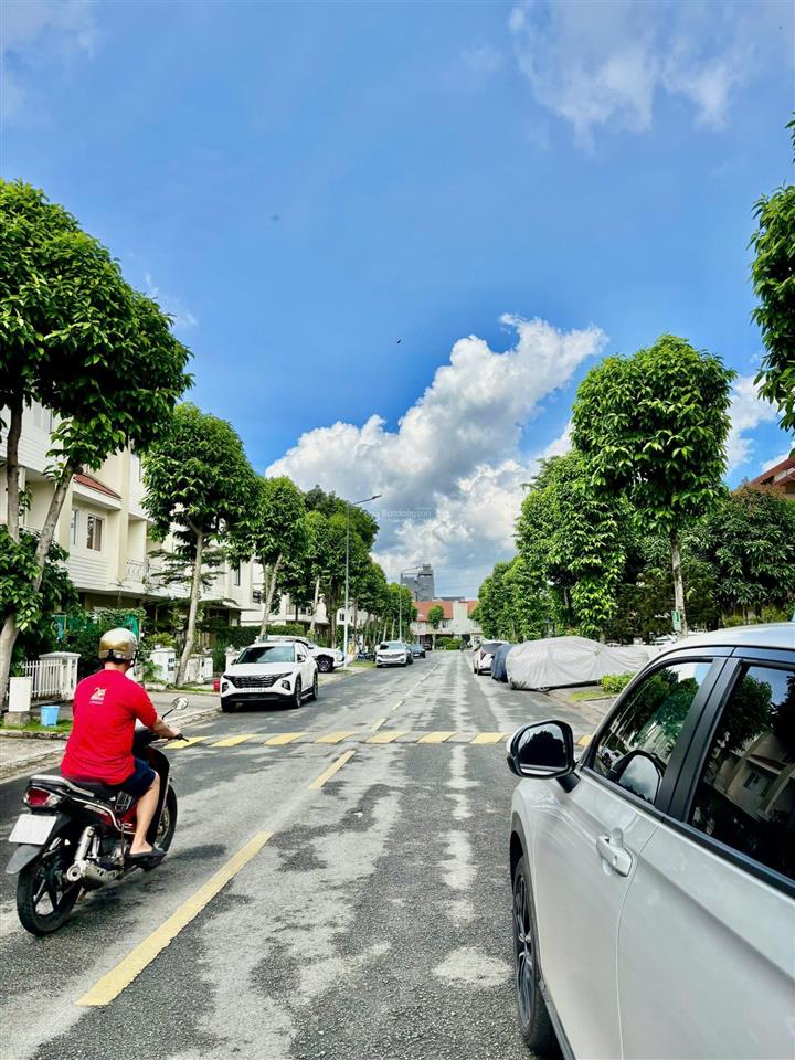 Bán căn nhà đẹp biệt thự liền kế vườn tại the oasis kdc việt sing đang cho thuê 18 triệu tháng.