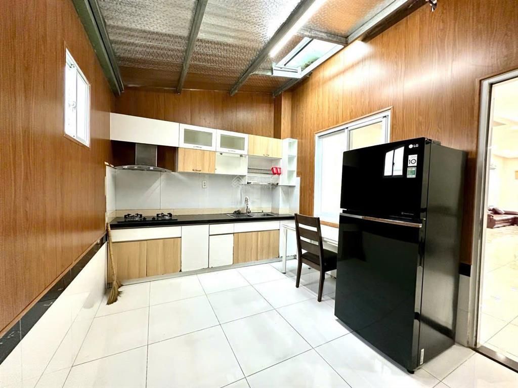 Bán căn nhà đẹp biệt thự liền kế vườn tại the oasis kdc việt sing đang cho thuê 18 triệu tháng.