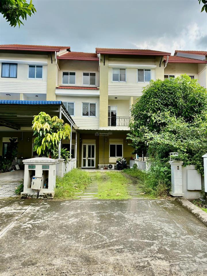 Bán căn nhà đẹp biệt thự liền kế vườn tại the oasis kdc việt sing đang cho thuê 18 triệu tháng.