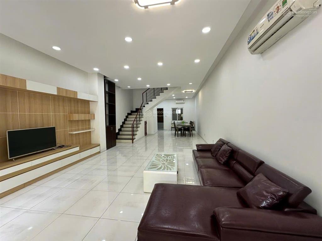 Bán căn nhà đẹp biệt thự liền kế vườn tại the oasis kdc việt sing đang cho thuê 18 triệu tháng.