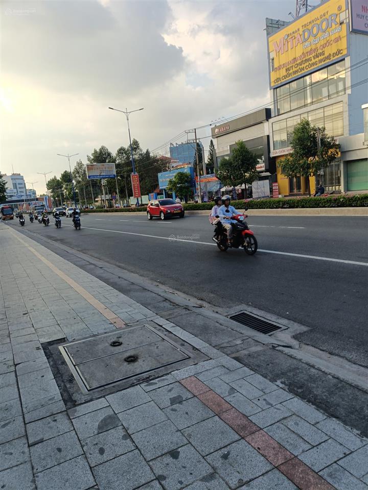 Cần bán đất mặt tiền đại lộ 463.3m2 thổ cư 416m2