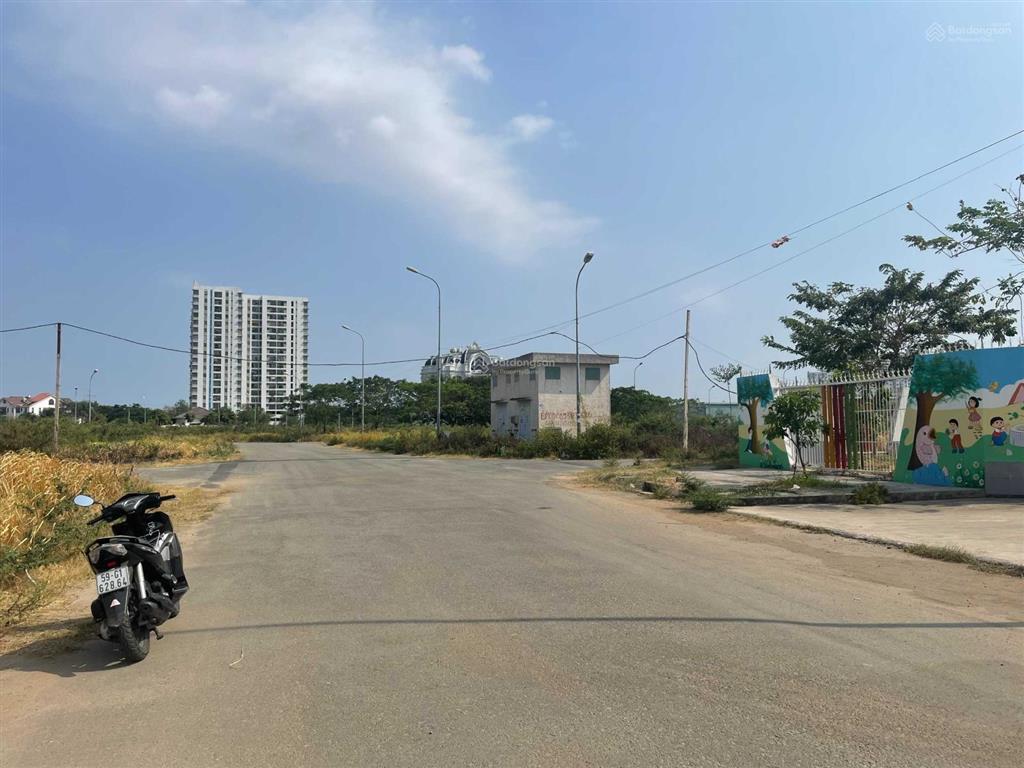 Dãy q2 15x18= 270m2, trục chính dự án đường 20m, giá 110 tr/m2