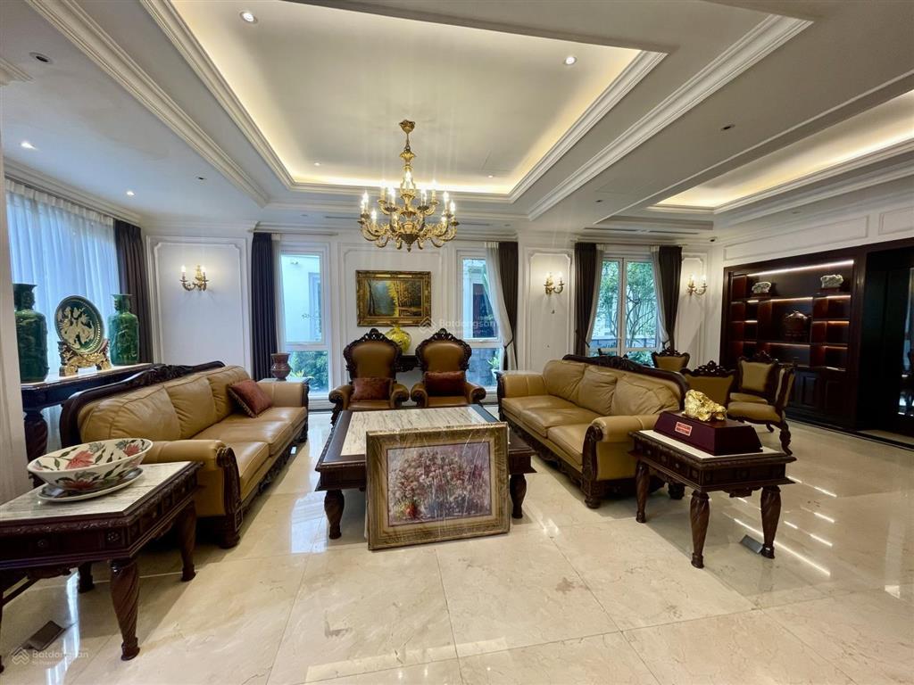 Cho thuê biệt thự đơn lập vinhomes riverside, 550m2, sân vườn rộng, view đẹp, giá 160tr