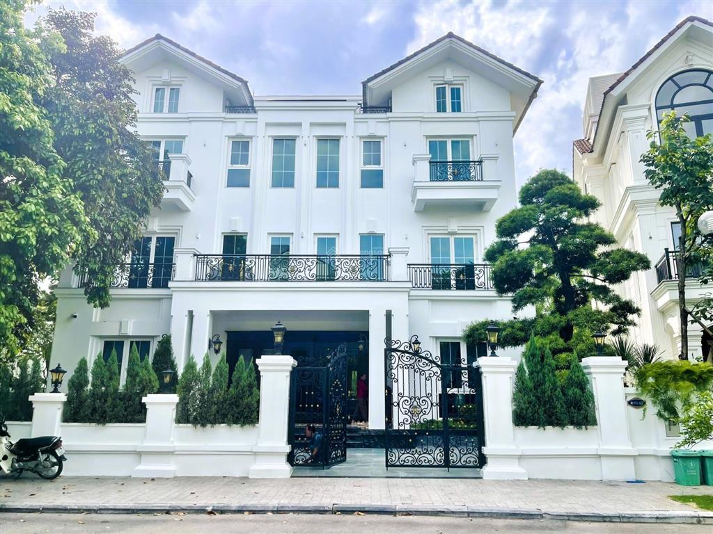 Cho thuê biệt thự đơn lập vinhomes riverside, 550m2, sân vườn rộng, view đẹp, giá 160tr