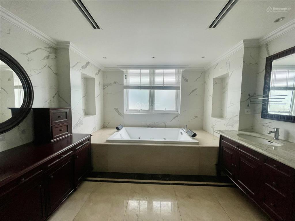 Cho thuê biệt thự đơn lập vinhomes riverside, 550m2, sân vườn rộng, view đẹp, giá 160tr